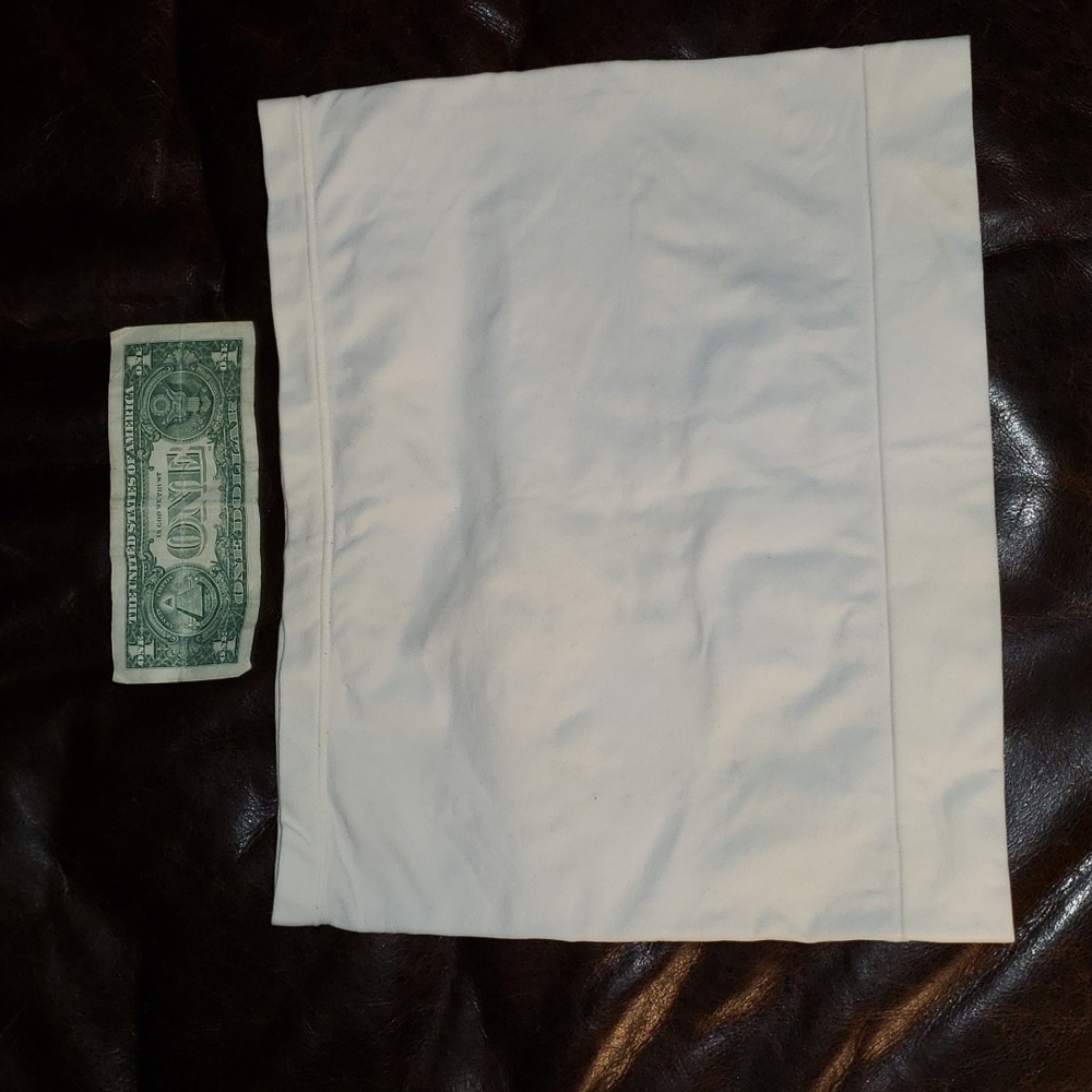 Maternity band, covers bump between pants & top.  Great for crop tops too!